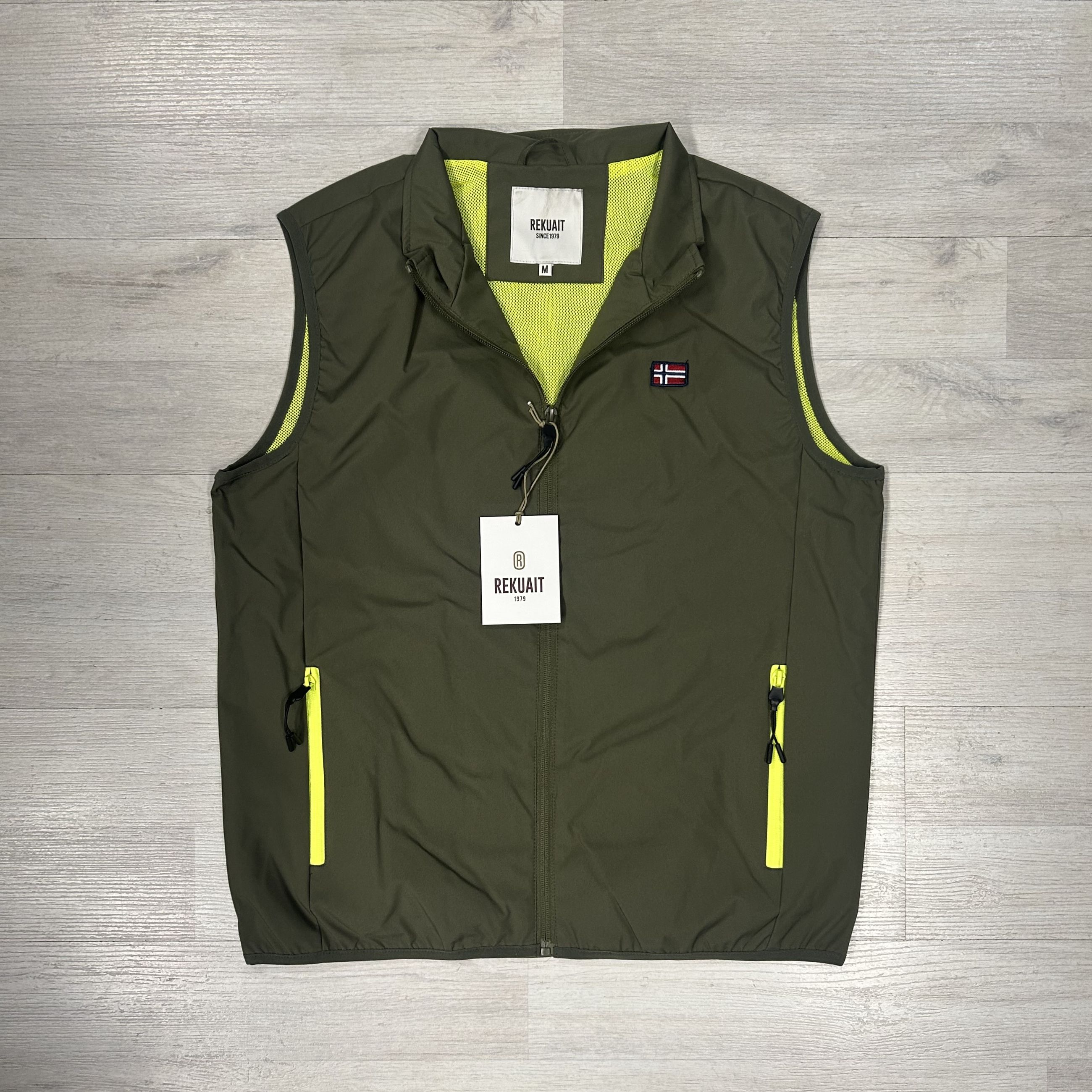Gilet uomo Rekuait Leggero con dettagli fluo.