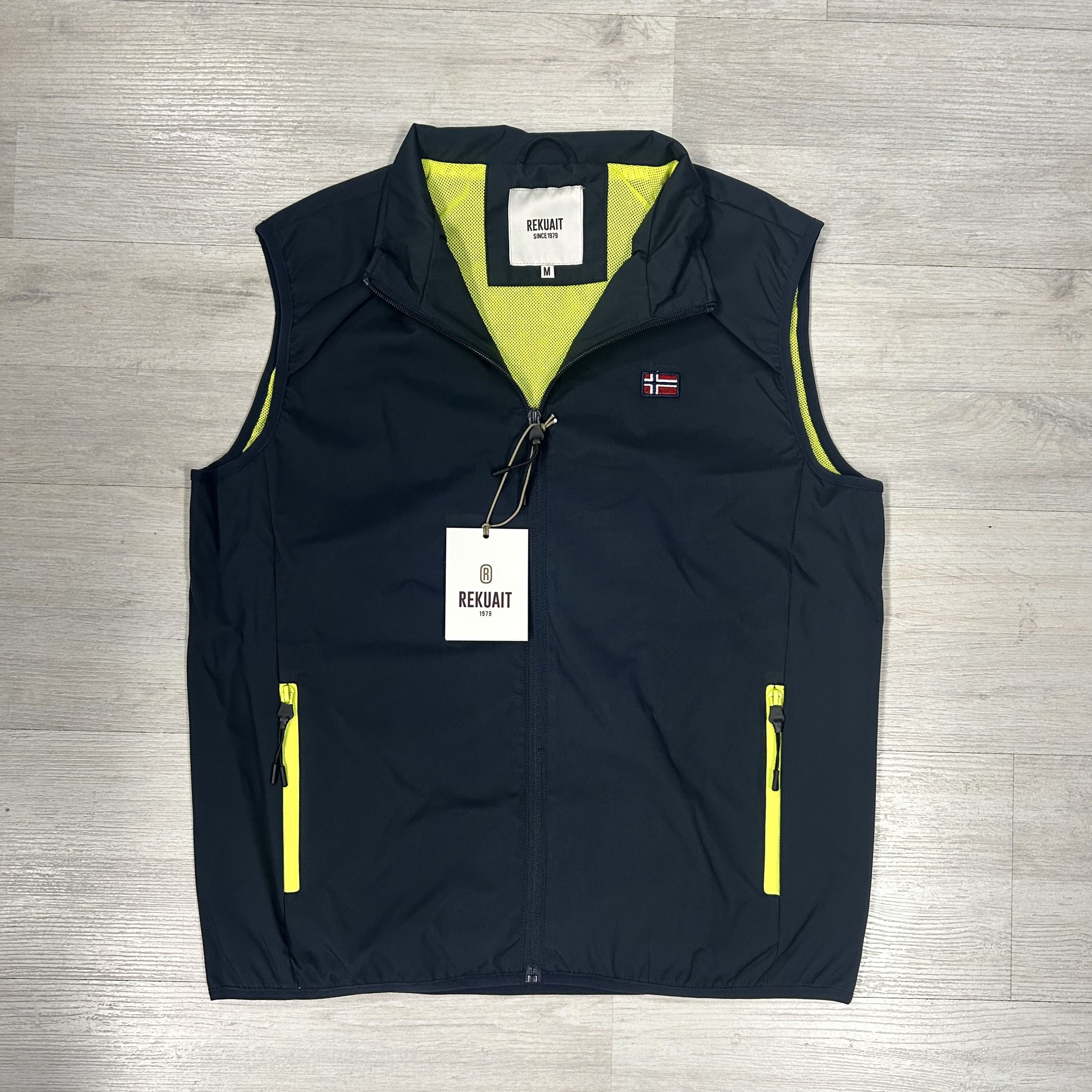 Gilet uomo Rekuait Leggero con dettagli fluo.