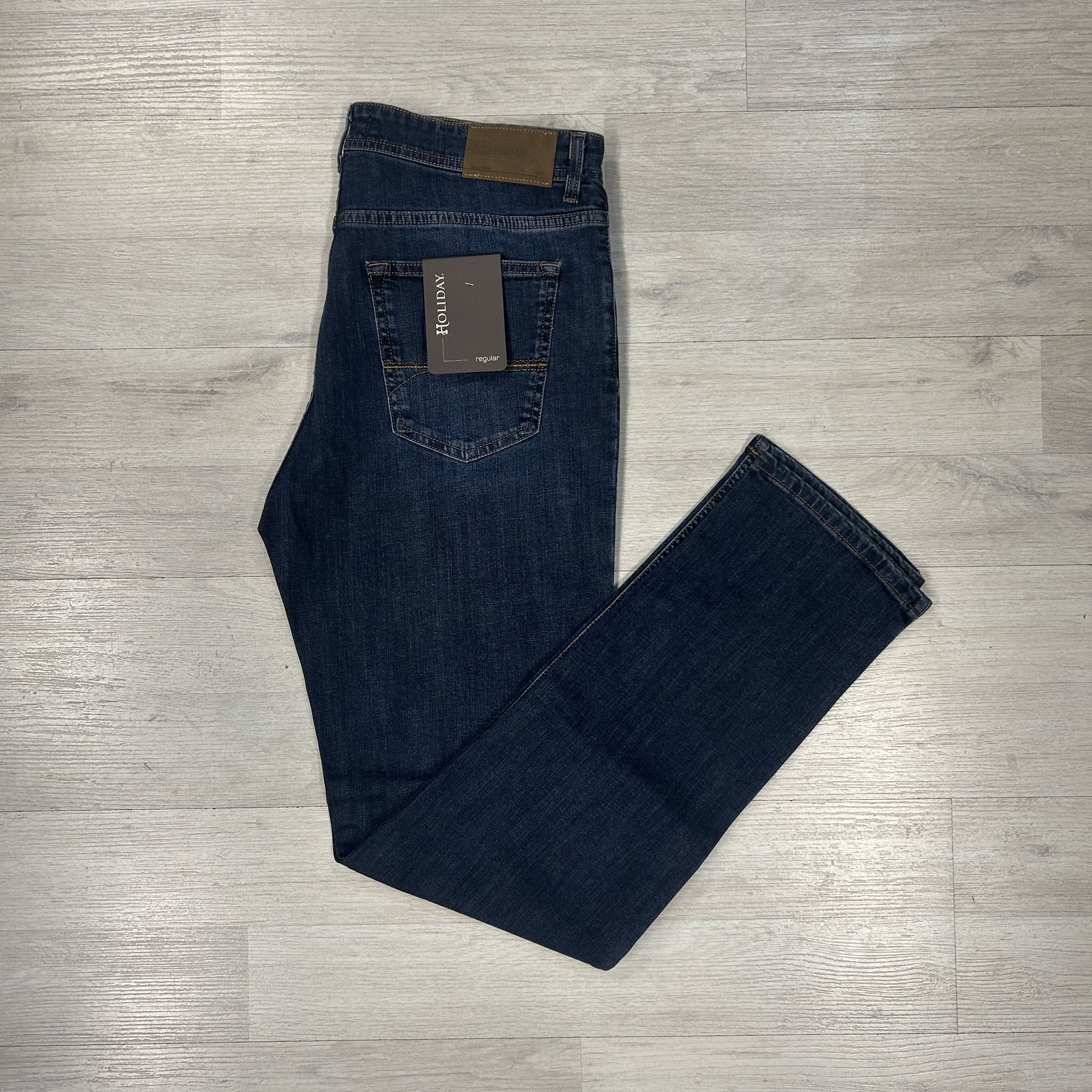 Jeans uomo in denim-Lavaggio scuro e taglio tradizionale
