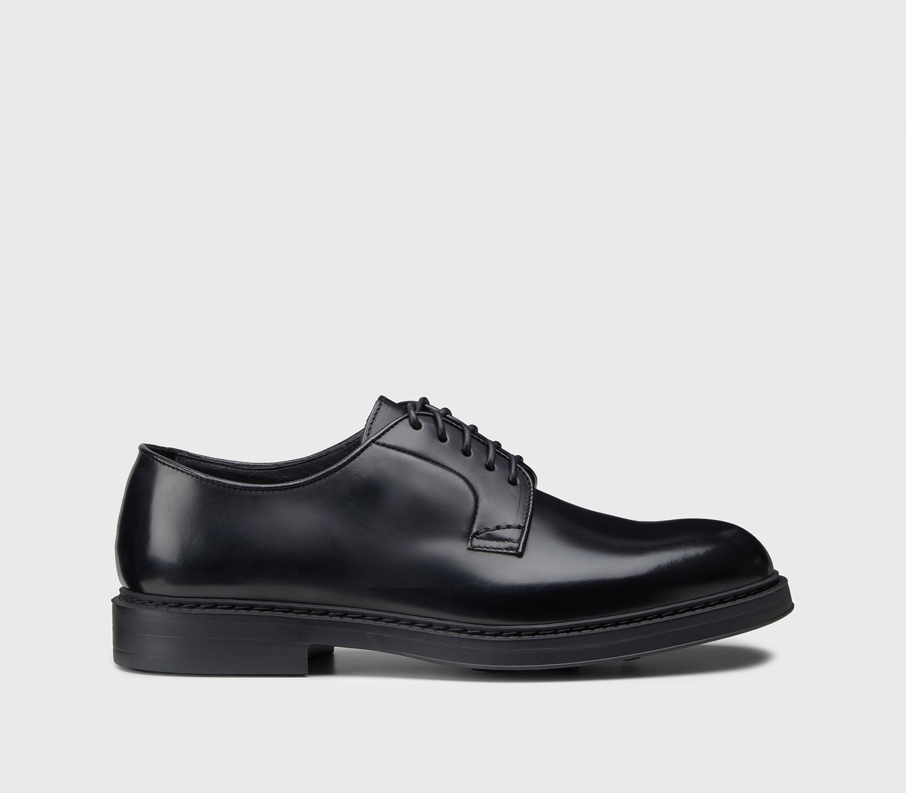 Doucal's Stringata In Pelle , Con Tomaia Senza Cuciture E Dalle Forme Arrotondate. Design Completato Dalla Costruzione Blake Che Rende La Scarpa Resistente E Morbida Nella Calzata. Suola In Gomma Ultra Leggera. Made In Italy.