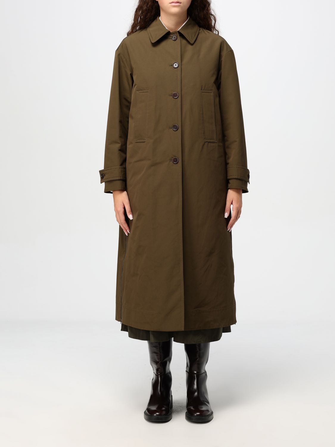 Aspesi Cappotto Lungo Realizzato In Tela Compatta Di Cotone E Nylon, Un Tessuto Tecnico Pulito E Al Contempo Raffinato. Il Capo Presenta Due Spacchi Laterali Con Zip Che, Se Aperti, Mostrano Linterno Trapuntato E Imbottito In Morbida Ovatta Thermore. Il Modello E Caratterizzato Da Collo Ripiegato, Piega Al Centro Sul Retro E Alamari Ai Polsi. Sul Davanti Figurano Due Comode Tasche. Completa Il Capo La Chiusura Frontale Con Bottoni Corozo. Vestibilità Regolare.