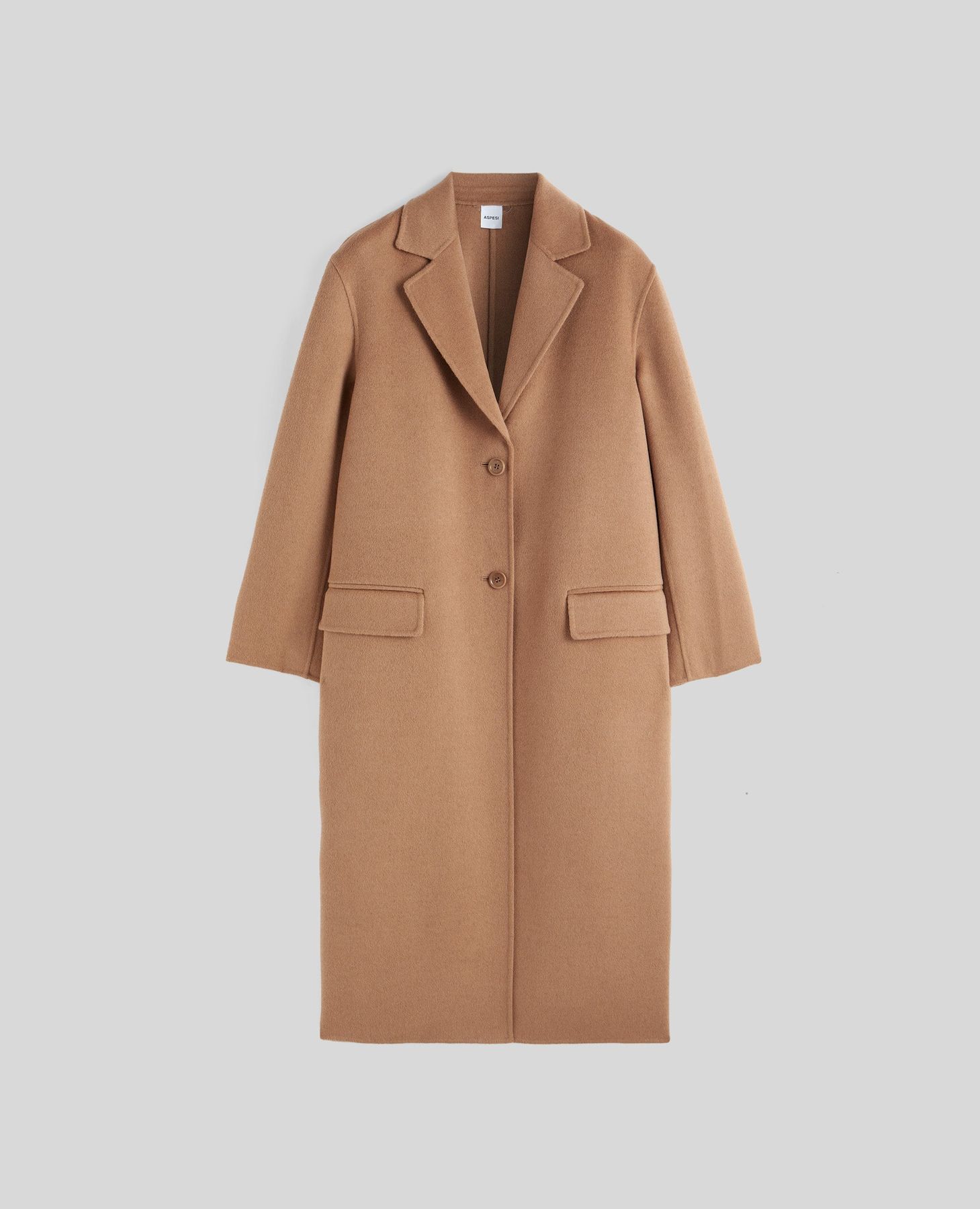 Aspesi Cappotto Monopetto Dalla Linea Dritta Realizzato In Morbido E Caldo Tessuto Double Di Lana Dall'effetto Beaver Particolarmente Lucente. Il Capo E Caratterizzato Da Revers Classici E Una Chiusura A Due Bottoni. Presenta Comode Tasche Con Patta E Una Cintura Rimovibile Da Annodare In Vita. Il Design E Rifinito Da Spacchi Laterali. Modello Sfoderato. Vestibilità Regolare.