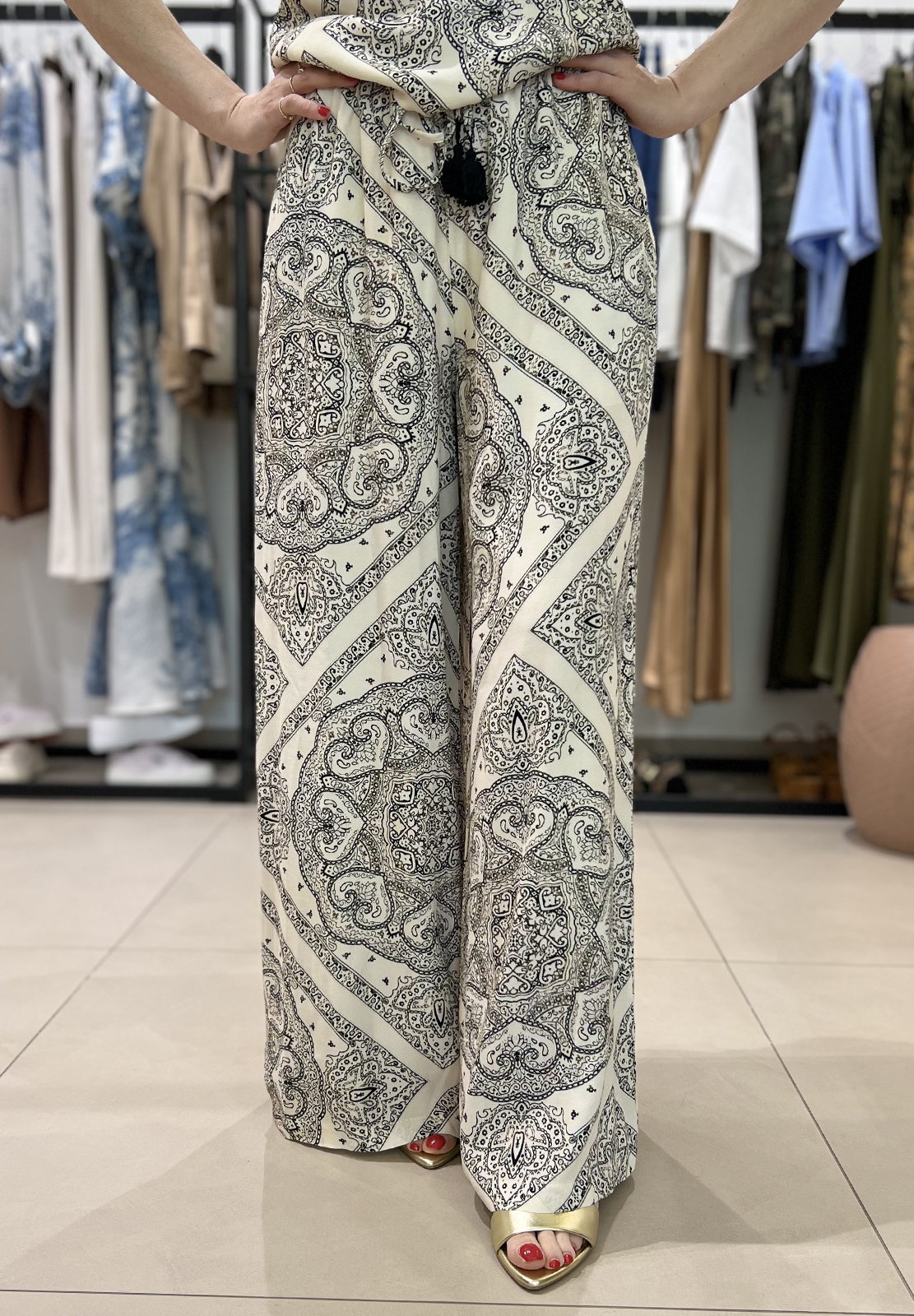TENSIONE IN PANTALONE CON STAMPA