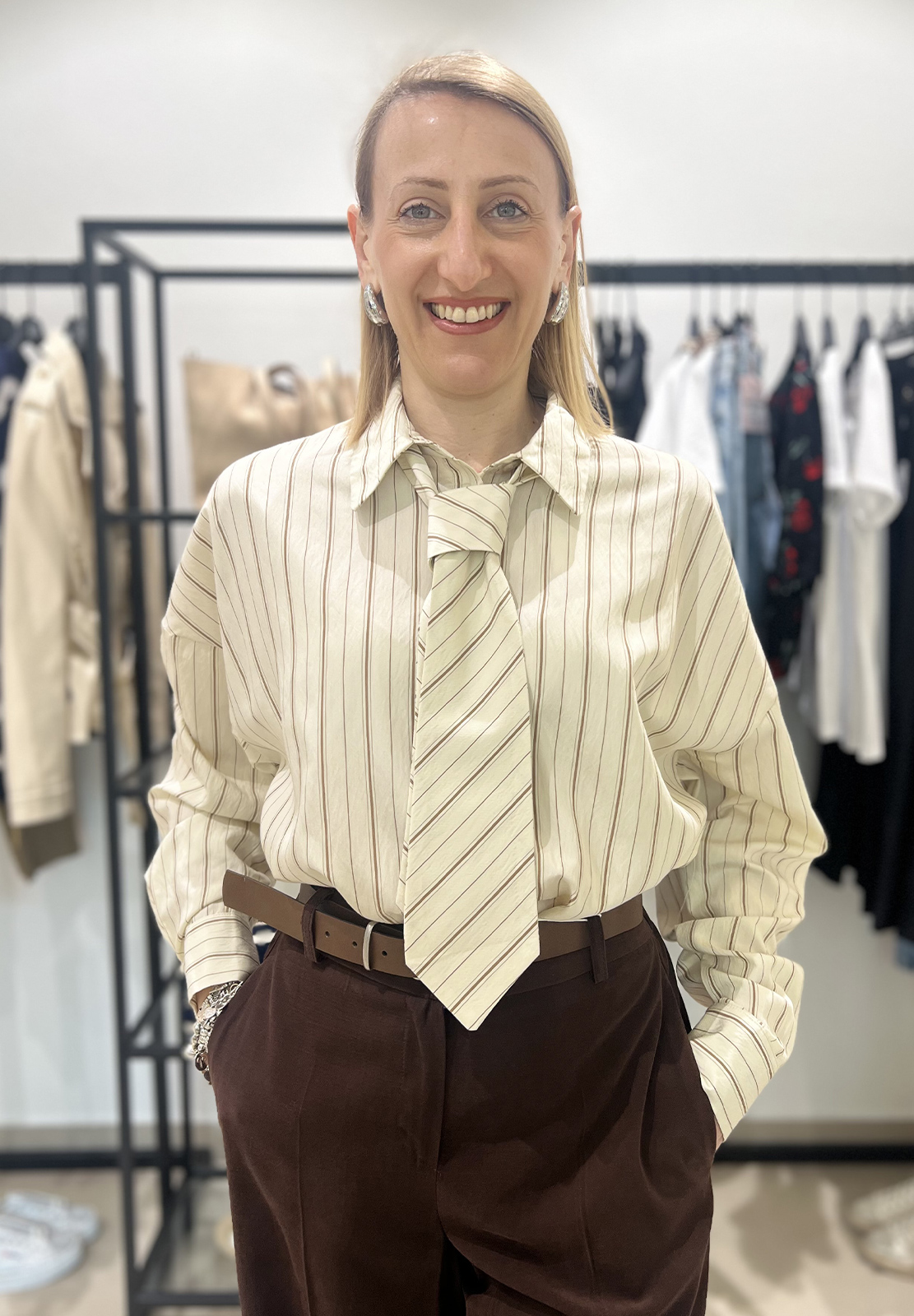 KIKISIX CAMICIA OVER A RIGHE CON CRAVATTA