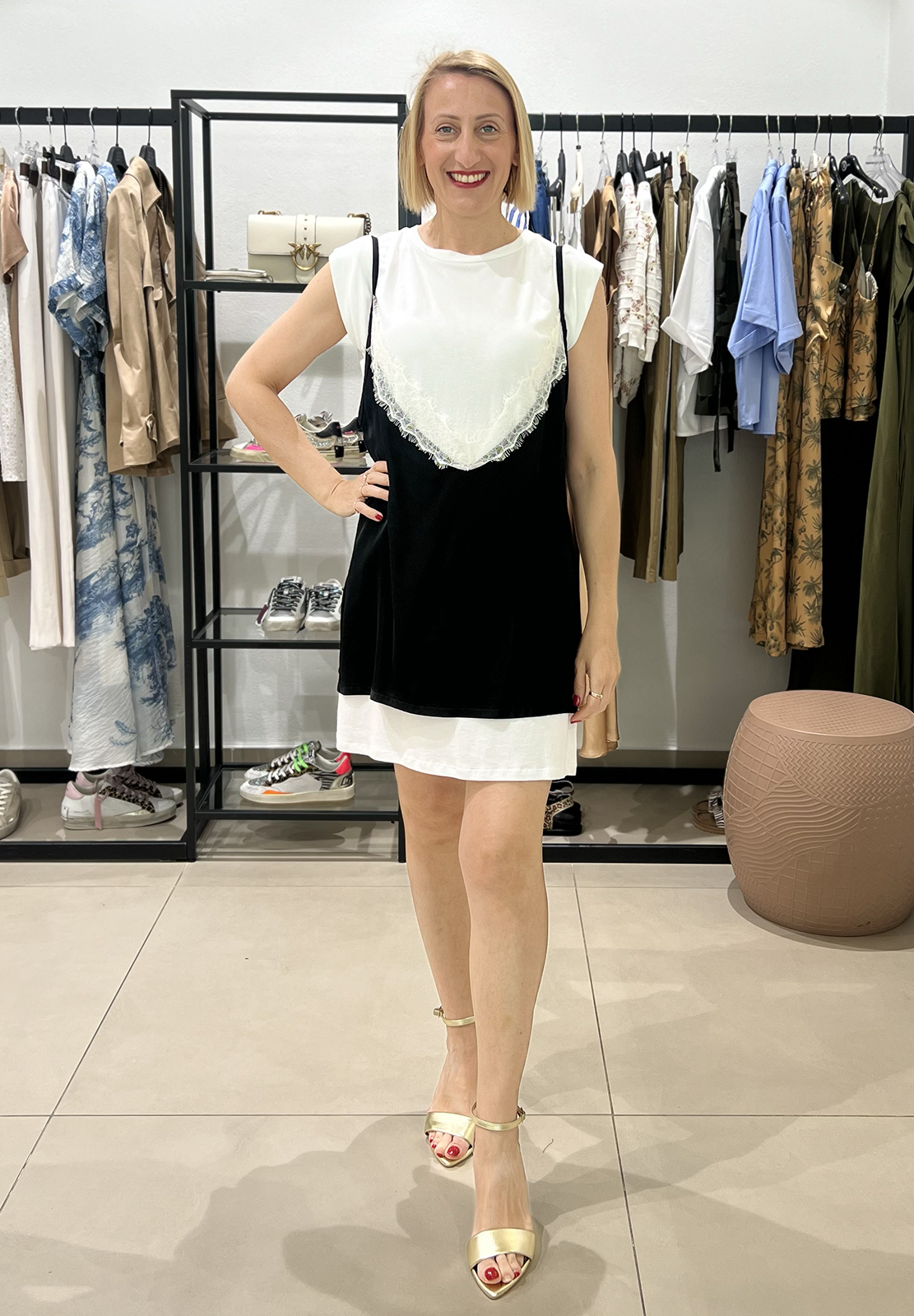 KIKISIX ABITO CON PIZZO E T-SHIRT