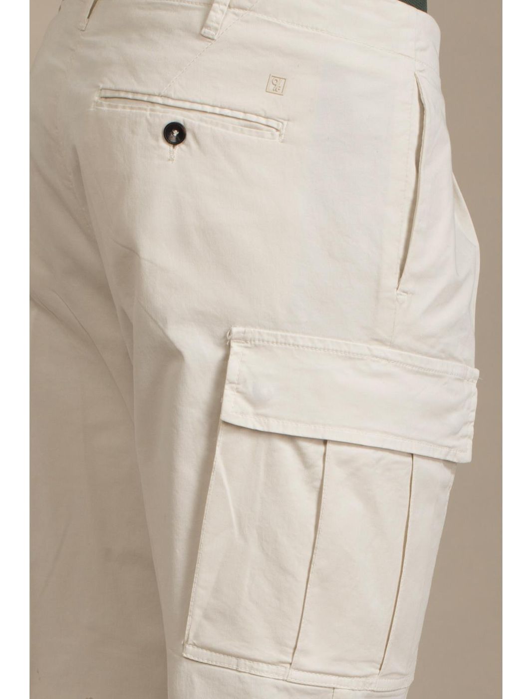 OUTFIT PANTALONI CHINO CON TASCONI
