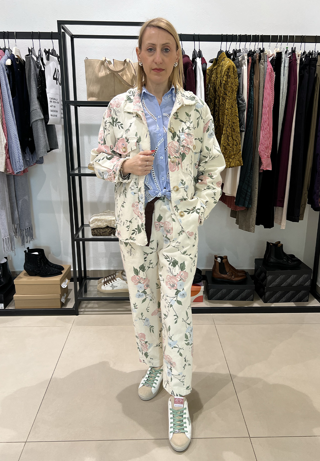 KIKISIX PANTALONI CARROT CON CINTURA STAMPA FIORI