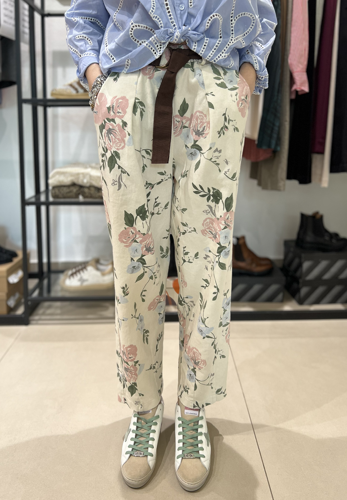 KIKISIX PANTALONI CARROT CON CINTURA STAMPA FIORI
