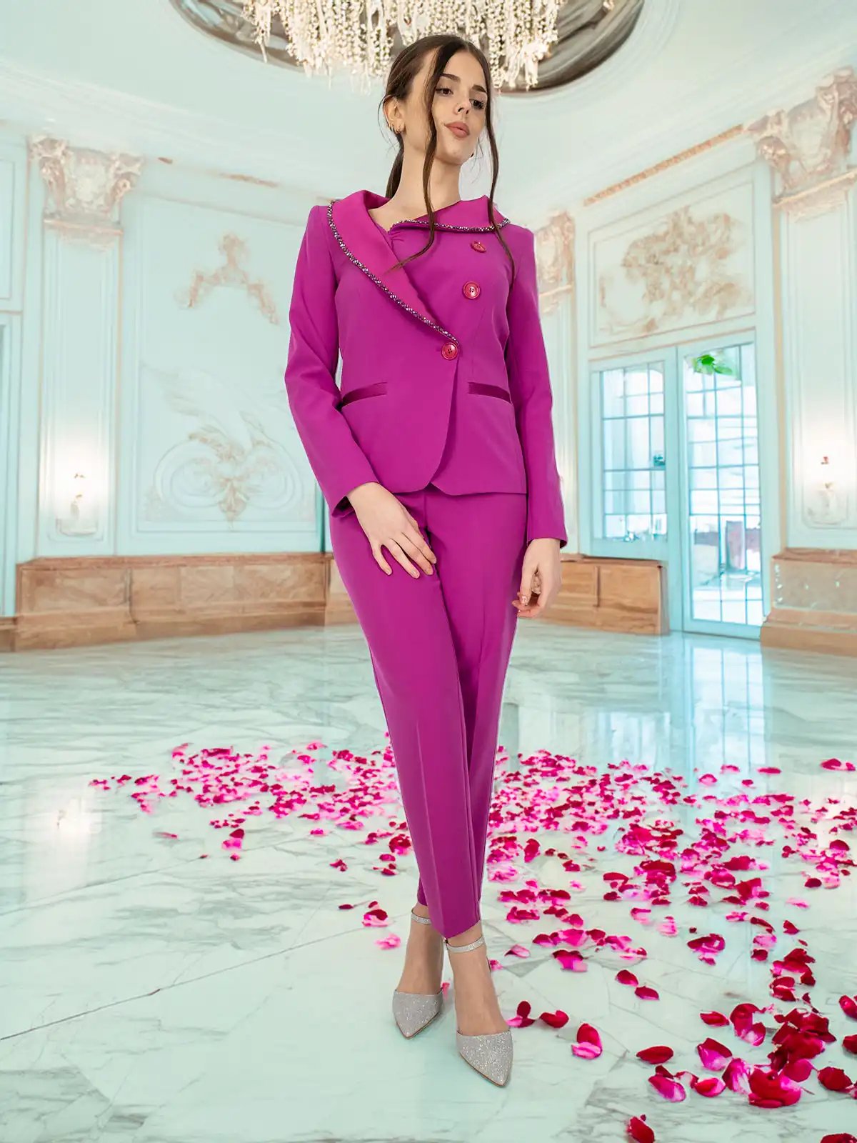 Tailleur elegante da cerimonia con giacca decorata e pantalone slim