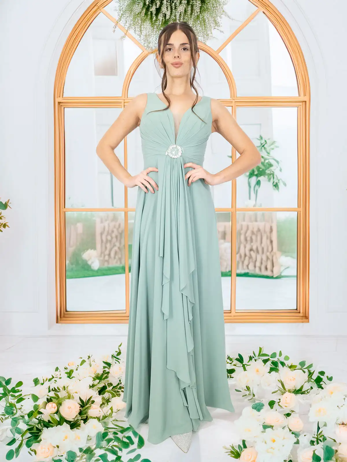 Abito lungo da cerimonia con stola e dettaglio gioiello