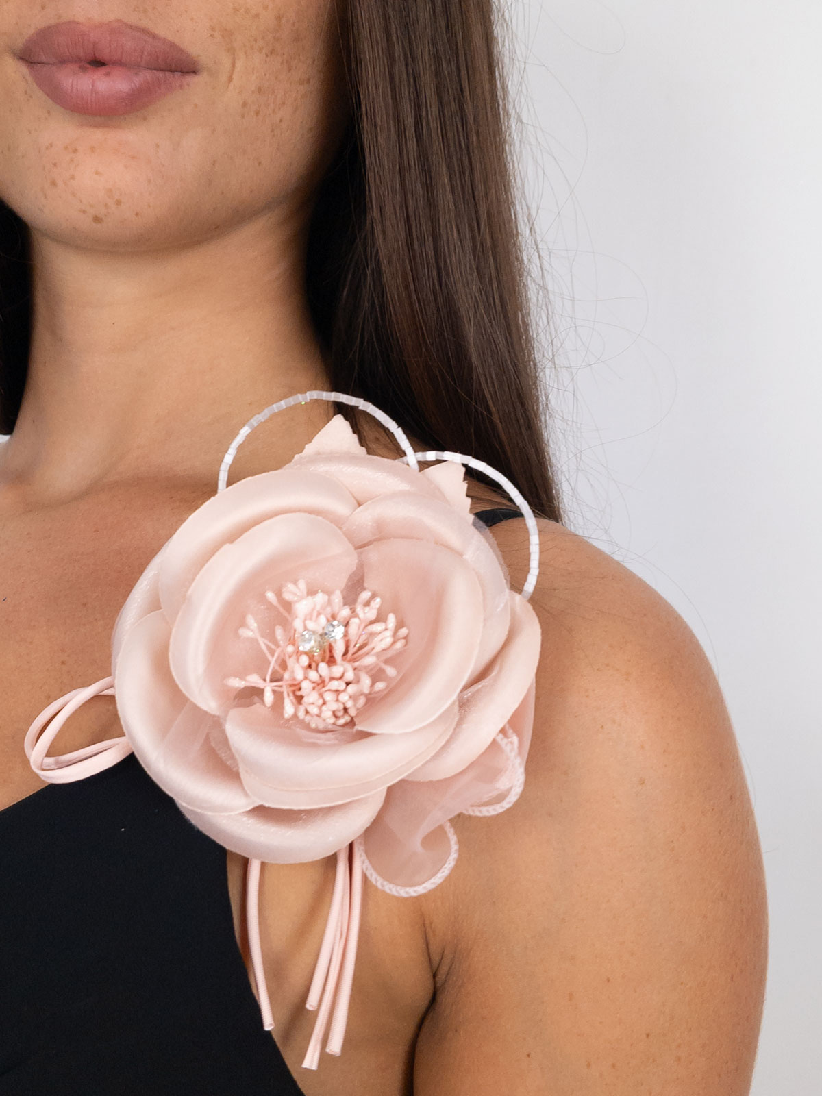 Elegant flower-shaped brooch with rhinestones for weddings and events