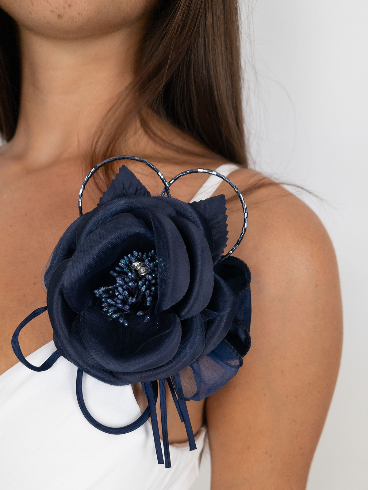 Elegant flower-shaped brooch with rhinestones for weddings and events