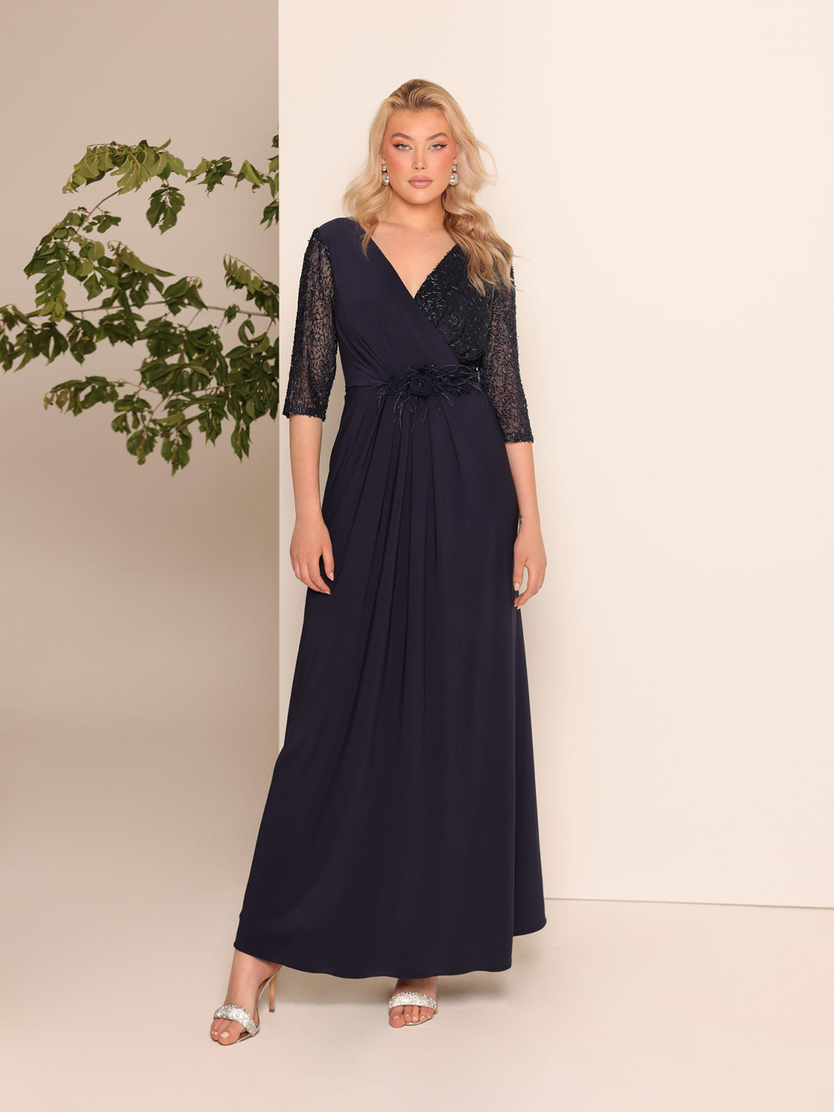 Calibrated long curvy ceremony dress with three-quarter sleeves