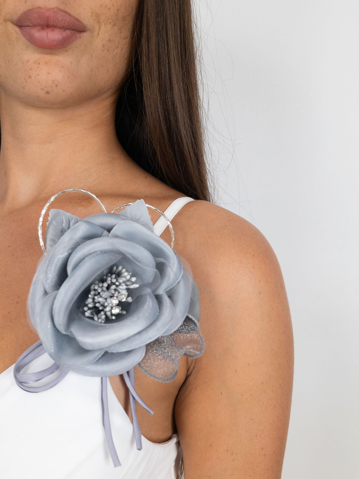 Elegant flower-shaped brooch with rhinestones for weddings and events