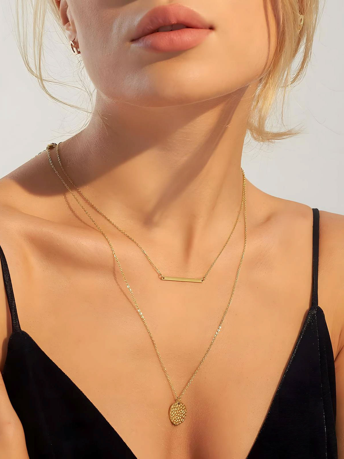 Collana a Doppio Giro Acciaio Inossidabile Placcato Oro 18K con Pendente Martellato e Barretta Minimal