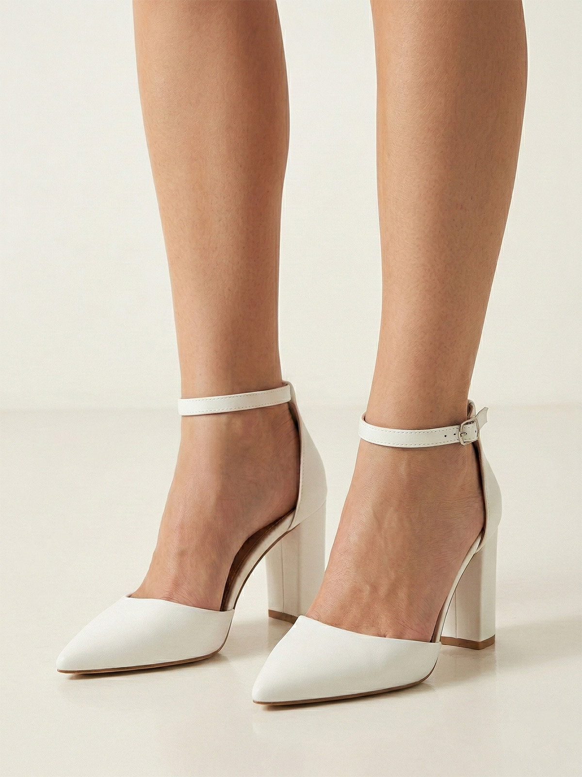 Décolleté bianca con cinturino e tacco largo 8,5 cm