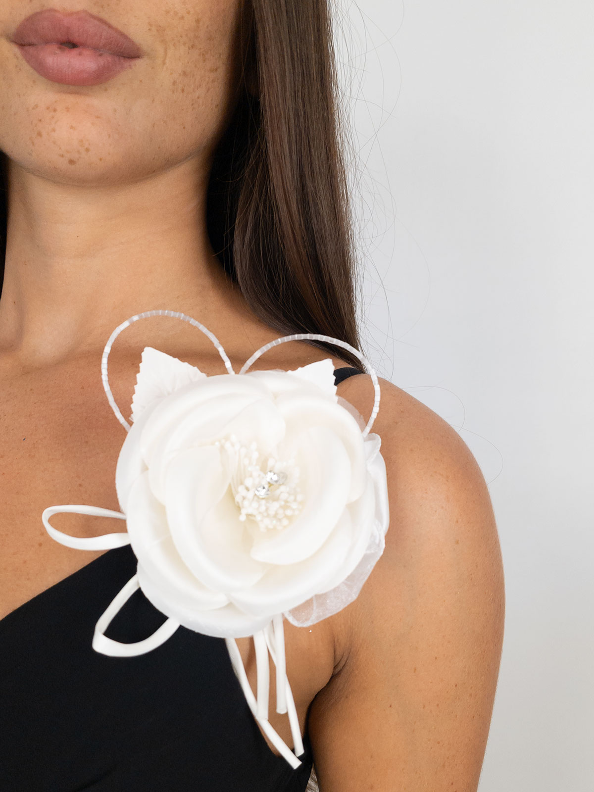 Elegant flower-shaped brooch with rhinestones for weddings and events