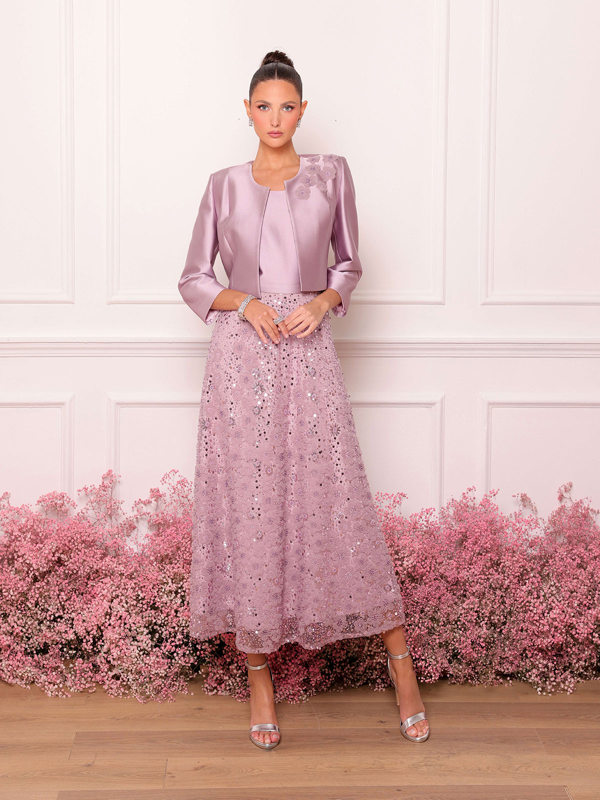 Completo da Cerimonia Elegante con Giacca in Raso e Gonna Decorata