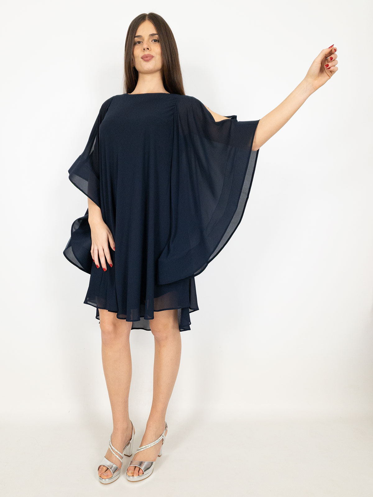 Abito corto elegante con maniche a campana