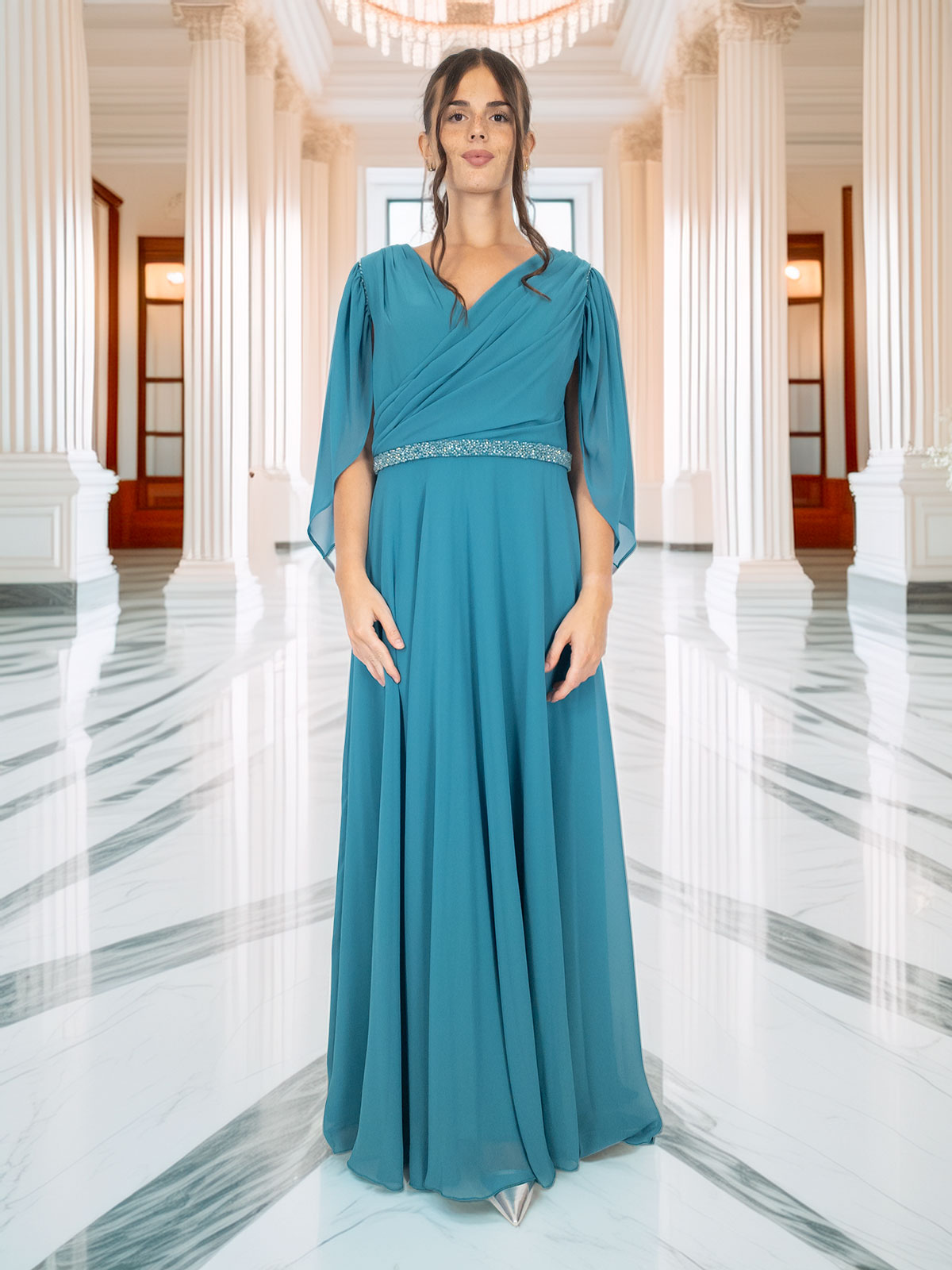 Abito lungo elegante curvy con maniche fluide e strass in vita