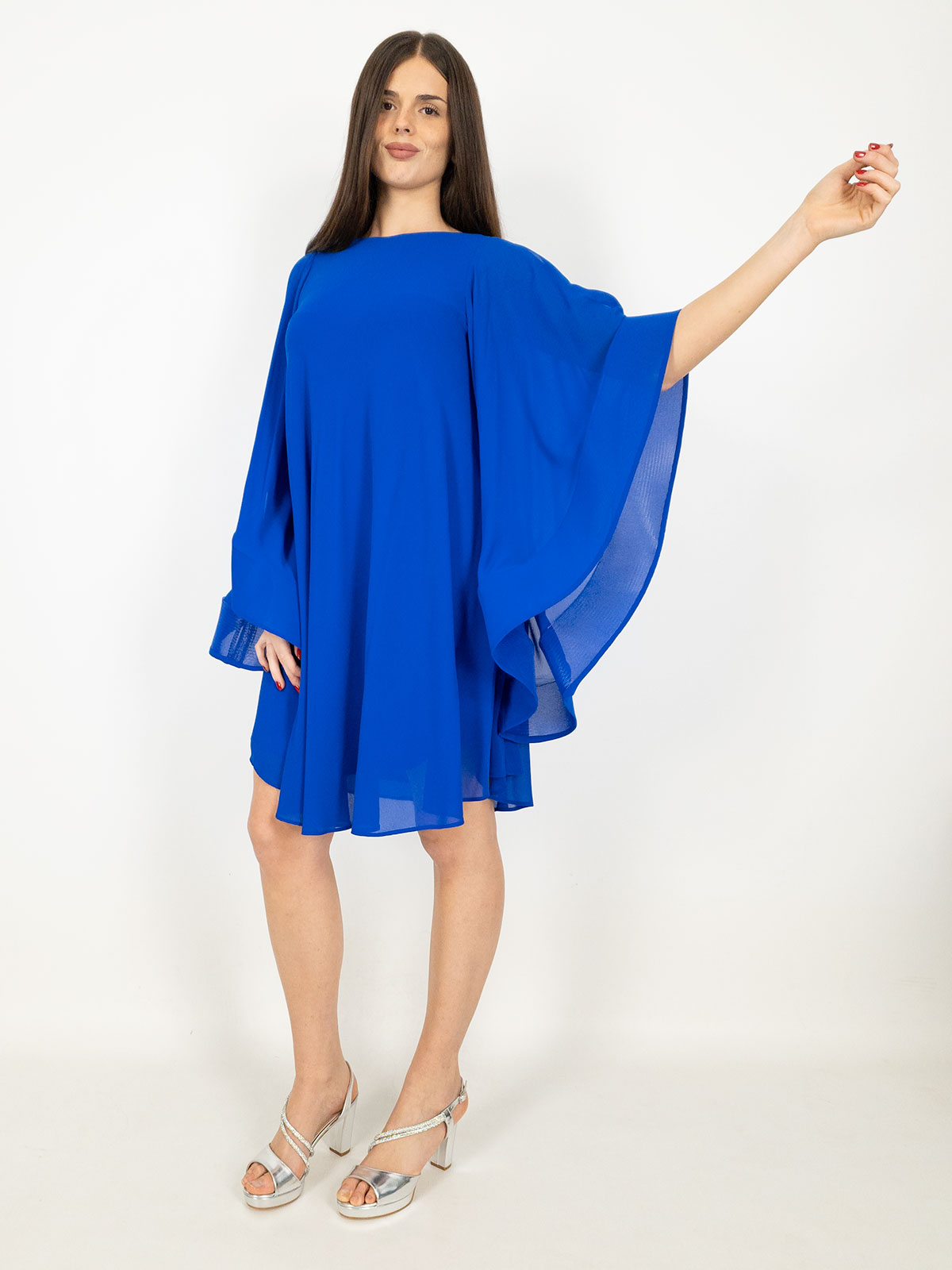 Abito corto elegante con maniche a campana