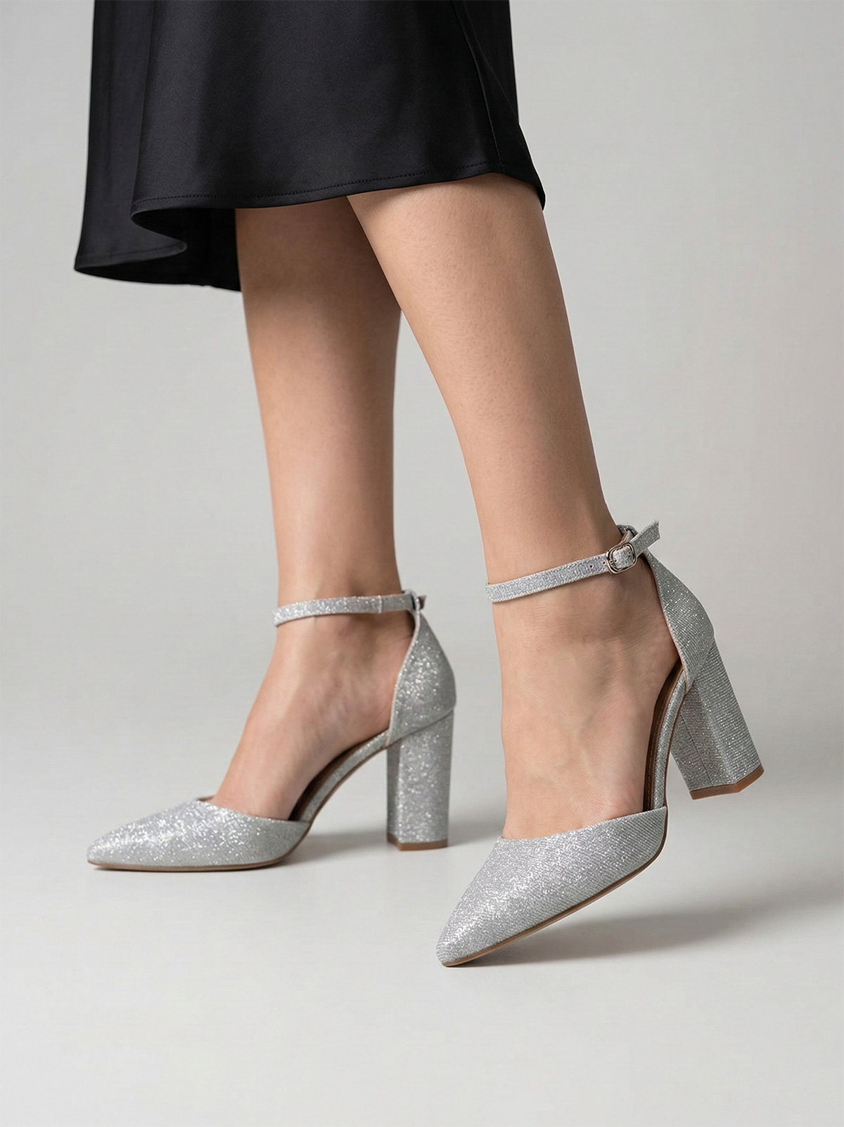 Décolleté argento glitterato con tacco largo e cinturino