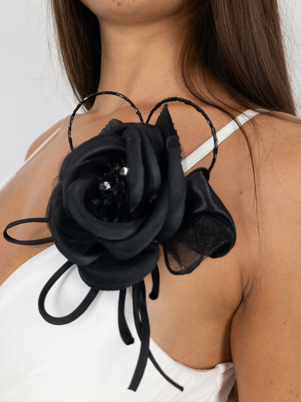 Elegant flower-shaped brooch with rhinestones for weddings and events