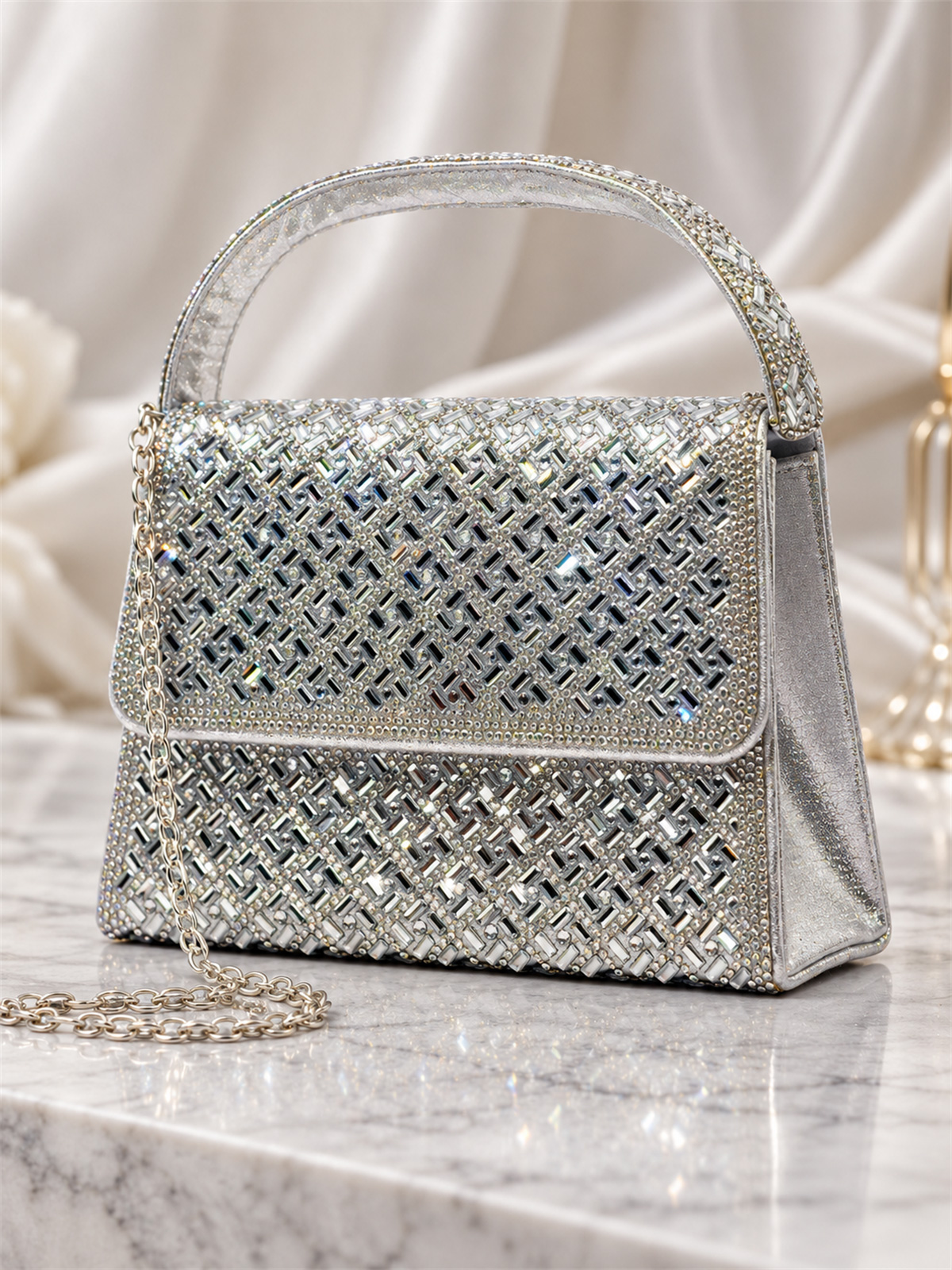Pochette argento con strass e doppia portabilità