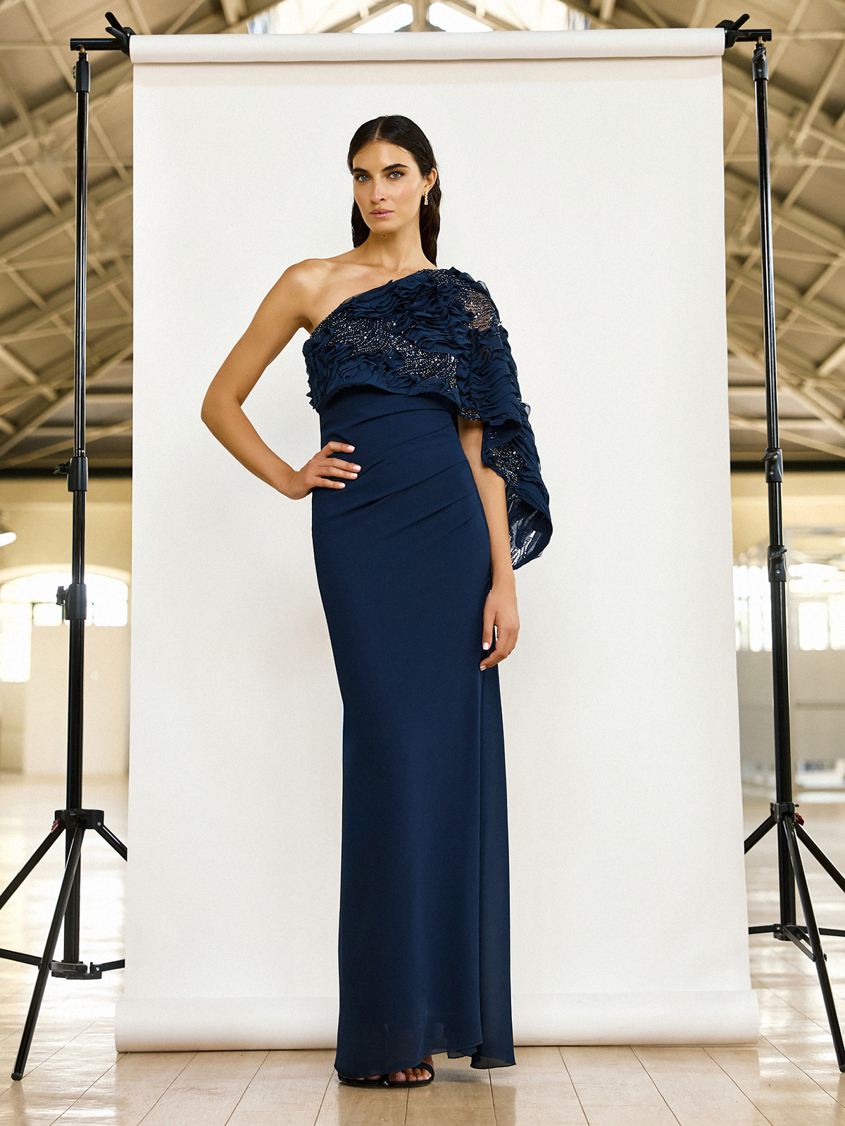 Abito Lungo da Cerimonia Monospalla in Chiffon con Volant e Spacco