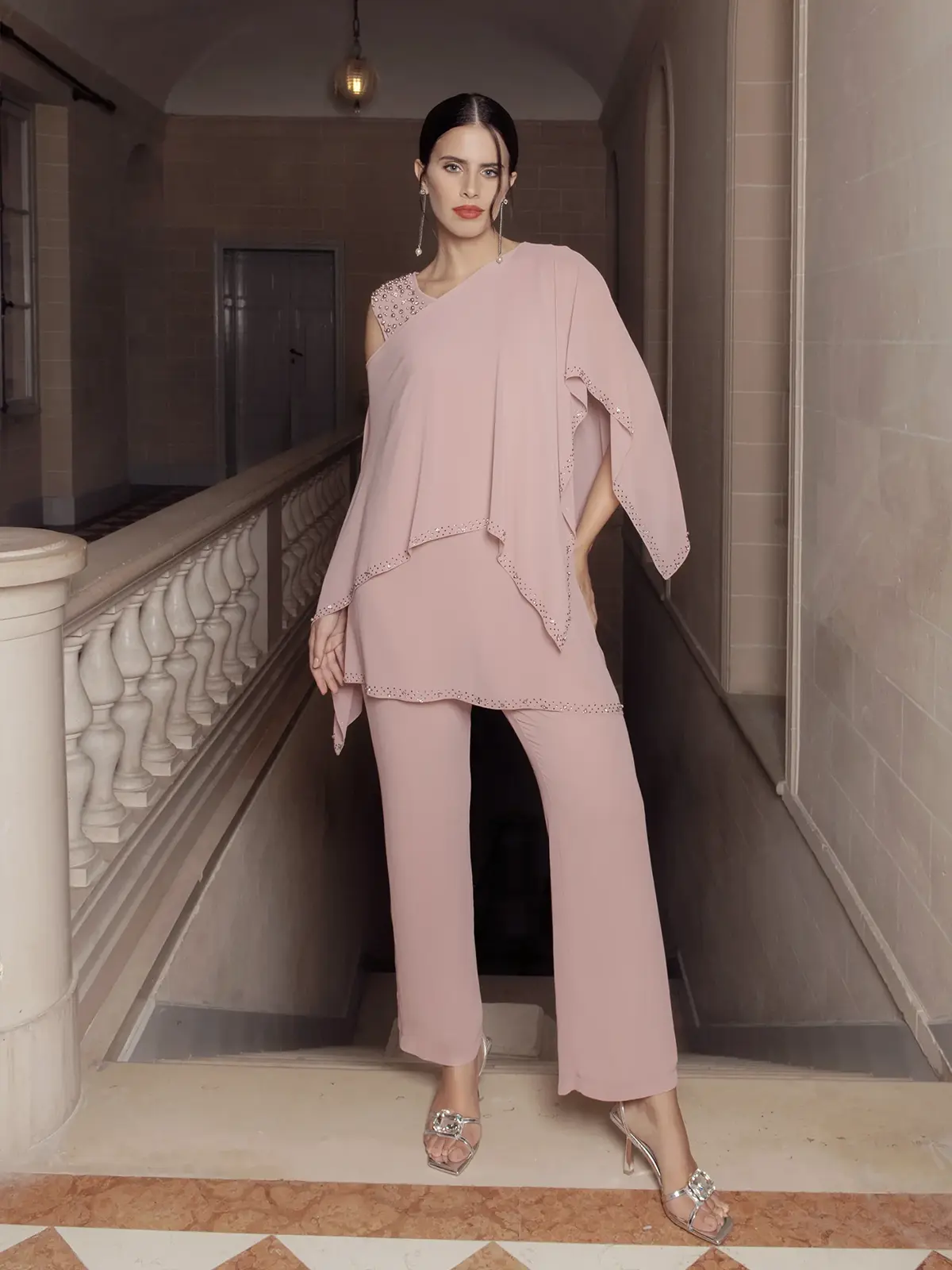 Tuta Intera Elegante da Cerimonia Curvy con Mantellina Removibile