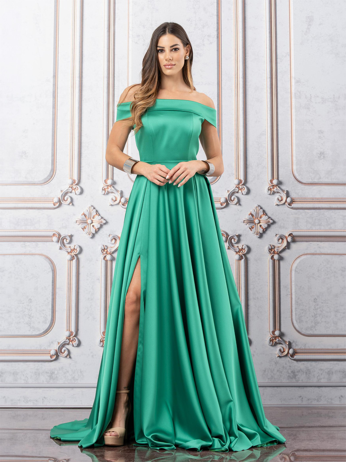 Abito Lungo da Cerimonia in Crepe Satin con Scollo Omerale e Spacco