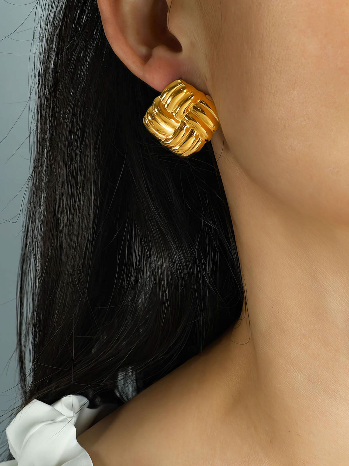 Orecchini Intreccio Dorato 18K – Eleganza e Qualità