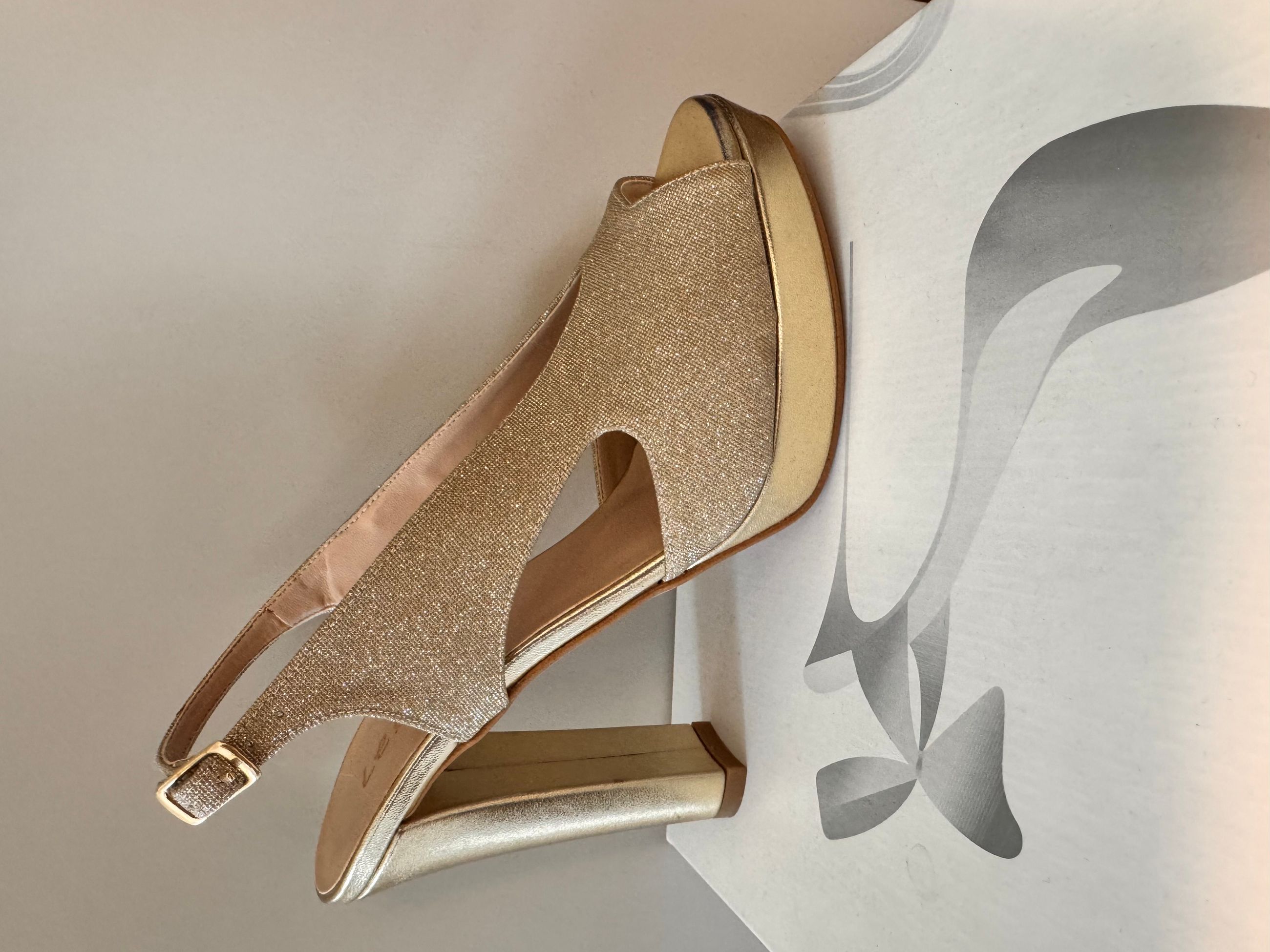 A 7039 colore oro platino