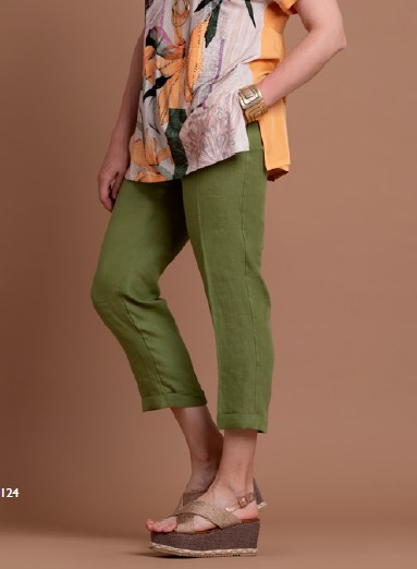 Donna Il pantalone articolo Q124 di Quiin21 ha la gamba a sigaretta con risvolto, l' elastico sul dietro gli conferisce una vestibilità molto confortevole ed è realizzato in puro lino. La linea classica ed essenziale lo rende spotychic A sigaretta
