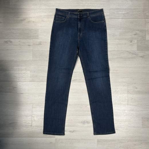 Jeans uomo in denim-Lavaggio scuro e taglio tradizionale