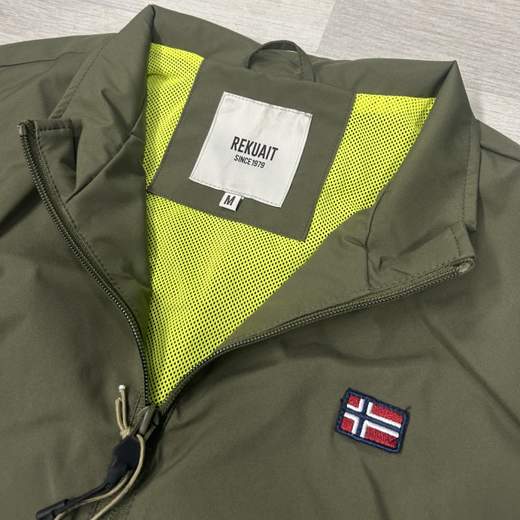 Gilet uomo Rekuait Leggero con dettagli fluo.