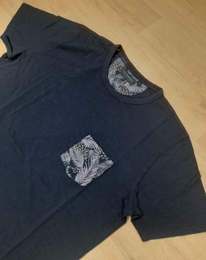 T-shirt girocollo, con taschino applicato sul lato cuore Sea Barrier articolo BACIO