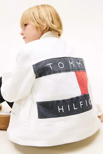 Tommy Hilfiger Bambino Giubbino In Jeans Bianco Con Colletto Beige Bandiera Posteriore.