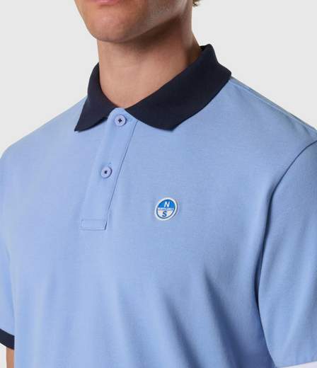 POLO CON DETTAGLI A CONTRASTO