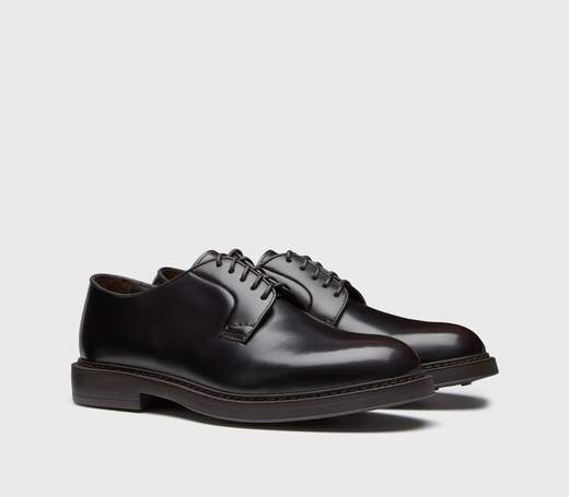 Doucal's Stringata In Pelle , Con Tomaia Senza Cuciture E Dalle Forme Arrotondate. Design Completato Dalla Costruzione Blake Che Rende La Scarpa Resistente E Morbida Nella Calzata. Suola In Gomma Ultra Leggera. Made In Italy.