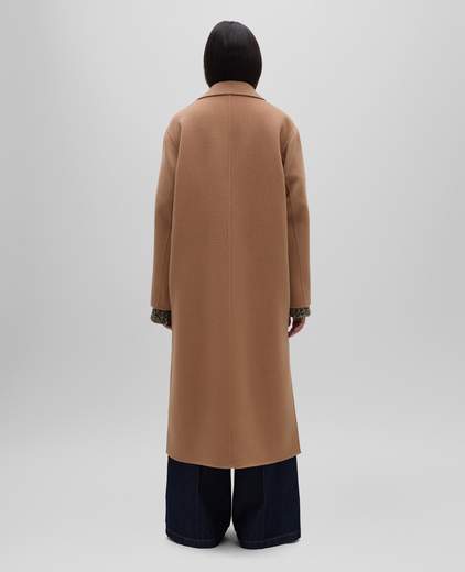 Aspesi Cappotto Monopetto Dalla Linea Dritta Realizzato In Morbido E Caldo Tessuto Double Di Lana Dall'effetto Beaver Particolarmente Lucente. Il Capo E Caratterizzato Da Revers Classici E Una Chiusura A Due Bottoni. Presenta Comode Tasche Con Patta E Una Cintura Rimovibile Da Annodare In Vita. Il Design E Rifinito Da Spacchi Laterali. Modello Sfoderato. Vestibilità Regolare.