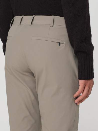 Pt Torino Pantaloni In Cotone Stretch Active Un Tessuto Dall'aspetto Tecnico, Perfetto Per Il Quotidiano. Bacino Pulito, Tasche Con Zip Sul Retro, Lunghezza Alla Caviglia E Linea Super Slim Per Un Modello Sartoriale Dai Dettagli Ricercati. Scegli La Variante Adatta A Completare Lo Stile On E Off Duty Con Un Tocco Deciso.