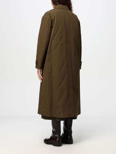 Aspesi Cappotto Lungo Realizzato In Tela Compatta Di Cotone E Nylon, Un Tessuto Tecnico Pulito E Al Contempo Raffinato. Il Capo Presenta Due Spacchi Laterali Con Zip Che, Se Aperti, Mostrano Linterno Trapuntato E Imbottito In Morbida Ovatta Thermore. Il Modello E Caratterizzato Da Collo Ripiegato, Piega Al Centro Sul Retro E Alamari Ai Polsi. Sul Davanti Figurano Due Comode Tasche. Completa Il Capo La Chiusura Frontale Con Bottoni Corozo. Vestibilità Regolare.