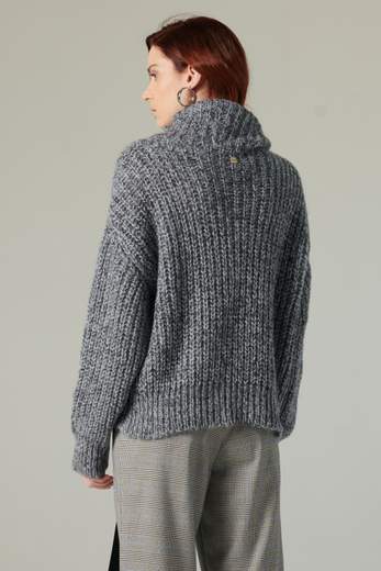 Manila Grace Una Maglia Con Collo Alto, Perfetta Per Le Giornate Più Fresche E Per Uno Stile Accattivante.