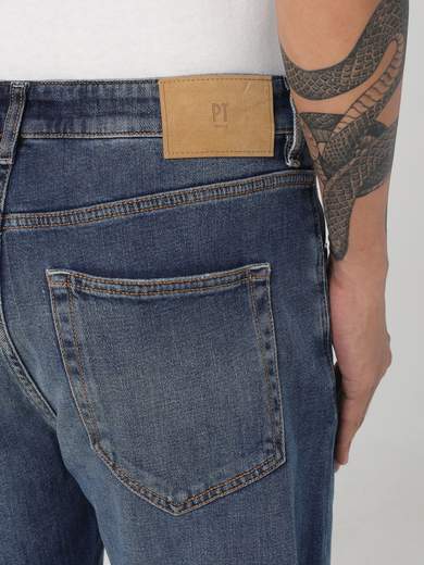 Pt Torino Jeans In Denim Stretch Dalla Tela Morbida, Confortevole E Resistente (12 Once), Con Lavaggio Caratterizzato Da Schiariture E Rotture Localizzate.con Cinque Tasche E Fit Tapered, Linea Affusolata E Più Stretta Alla Caviglia, Sono Perfetti Da Indossare Con Risvolto Al Fondo.
