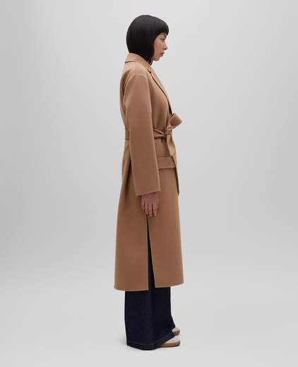Aspesi Cappotto Monopetto Dalla Linea Dritta Realizzato In Morbido E Caldo Tessuto Double Di Lana Dall'effetto Beaver Particolarmente Lucente. Il Capo E Caratterizzato Da Revers Classici E Una Chiusura A Due Bottoni. Presenta Comode Tasche Con Patta E Una Cintura Rimovibile Da Annodare In Vita. Il Design E Rifinito Da Spacchi Laterali. Modello Sfoderato. Vestibilità Regolare.