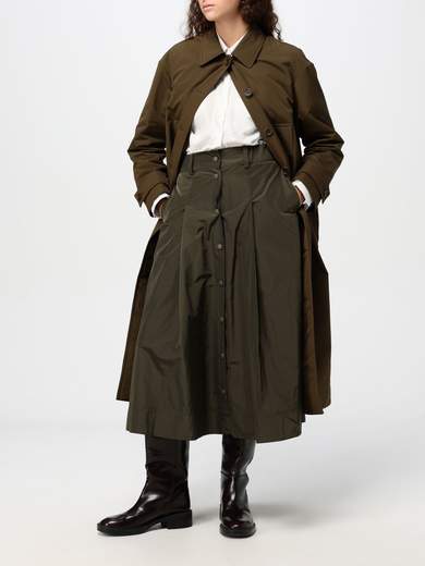 Aspesi Cappotto Lungo Realizzato In Tela Compatta Di Cotone E Nylon, Un Tessuto Tecnico Pulito E Al Contempo Raffinato. Il Capo Presenta Due Spacchi Laterali Con Zip Che, Se Aperti, Mostrano Linterno Trapuntato E Imbottito In Morbida Ovatta Thermore. Il Modello E Caratterizzato Da Collo Ripiegato, Piega Al Centro Sul Retro E Alamari Ai Polsi. Sul Davanti Figurano Due Comode Tasche. Completa Il Capo La Chiusura Frontale Con Bottoni Corozo. Vestibilità Regolare.