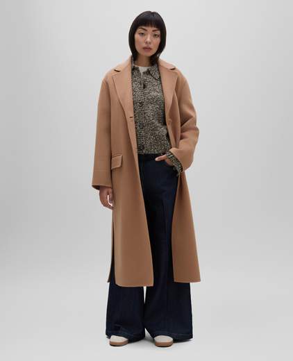 Aspesi Cappotto Monopetto Dalla Linea Dritta Realizzato In Morbido E Caldo Tessuto Double Di Lana Dall'effetto Beaver Particolarmente Lucente. Il Capo E Caratterizzato Da Revers Classici E Una Chiusura A Due Bottoni. Presenta Comode Tasche Con Patta E Una Cintura Rimovibile Da Annodare In Vita. Il Design E Rifinito Da Spacchi Laterali. Modello Sfoderato. Vestibilità Regolare.