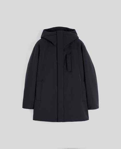 Aspesi Parka Con Imbottitura In Ovatta Thermore E Fodera In Nylon Realizzato In Twill Di Tessuto Tecnico E Dotato Di Unapposita Membrana Per Aumentarne Limpermeabilita. Il Modello E Caratterizzato Da Cappuccio Fisso E Da Comode Tasche Sul Davanti. Linterno E Dotato Di Una Pratica Tasca. Chiusura Frontale Con Zip E Bottoni A Pressione. Il Tirazip Logato Aspesi Rifinisce Il Capo. Vestibilita Regolare.