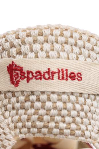 Espadrillas Sandalo Espadrilles Con Punta Chiusa A V In Pelle Scamosciata, Tallone In Tessuto E Laccio Alla Caviglia. Altezza 9,5 Cm.